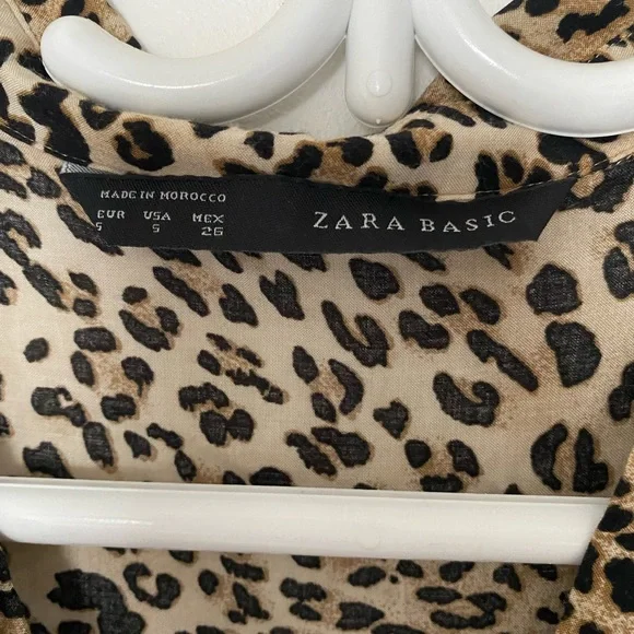 Zara basic leopard print button up top - Picture 2 of 2